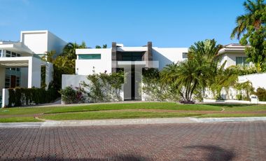 Casa en renta de 4 recámaras en Isla Bonita Zona Hotelera Cancún