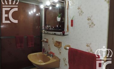Venta - Casa para dos familias - 6 ambientes - Fondo libre -  Pileta - Parrilla - Lanús  Este