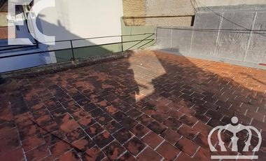 Venta - Casa para dos familias - 6 ambientes - Fondo libre -  Pileta - Parrilla - Lanús  Este