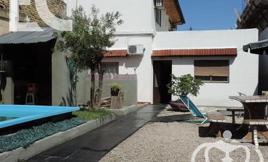 Venta - Casa para dos familias - 6 ambientes - Fondo libre -  Pileta - Parrilla - Lanús  Este