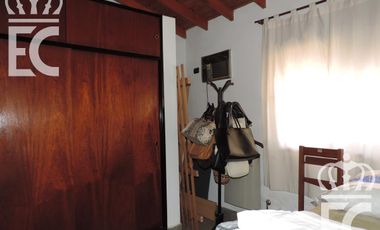 Venta - Casa para dos familias - 6 ambientes - Fondo libre -  Pileta - Parrilla - Lanús  Este