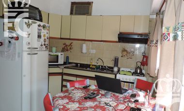 Venta - Casa para dos familias - 6 ambientes - Fondo libre -  Pileta - Parrilla - Lanús  Este