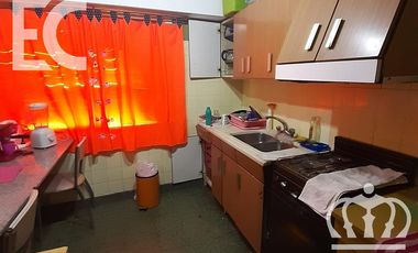 Venta - Casa para dos familias - 6 ambientes - Fondo libre -  Pileta - Parrilla - Lanús  Este