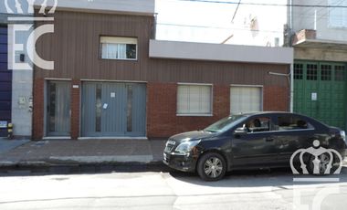 Venta - Casa para dos familias - 6 ambientes - Fondo libre -  Pileta - Parrilla - Lanús  Este
