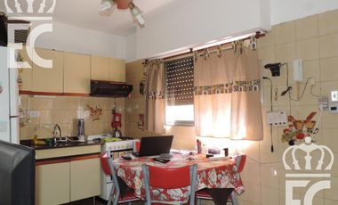 Venta - Casa para dos familias - 6 ambientes - Fondo libre -  Pileta - Parrilla - Lanús  Este
