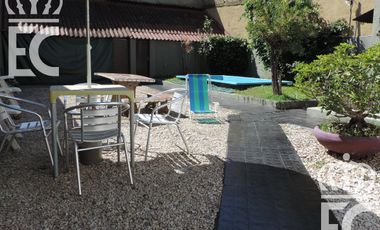 Venta - Casa para dos familias - 6 ambientes - Fondo libre -  Pileta - Parrilla - Lanús  Este