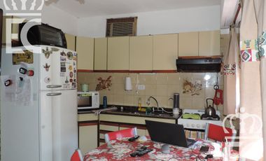 Venta - Casa para dos familias - 6 ambientes - Fondo libre -  Pileta - Parrilla - Lanús  Este