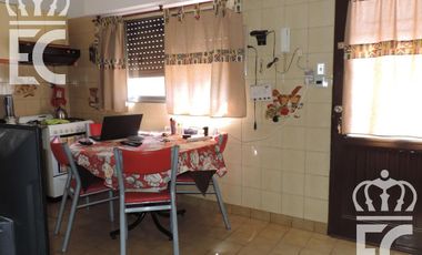 Venta - Casa para dos familias - 6 ambientes - Fondo libre -  Pileta - Parrilla - Lanús  Este