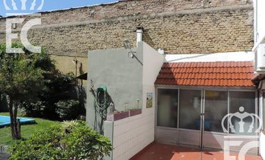 Venta - Casa para dos familias - 6 ambientes - Fondo libre -  Pileta - Parrilla - Lanús  Este