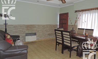 Venta - Casa para dos familias - 6 ambientes - Fondo libre -  Pileta - Parrilla - Lanús  Este