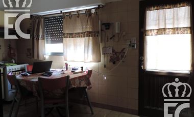Venta - Casa para dos familias - 6 ambientes - Fondo libre -  Pileta - Parrilla - Lanús  Este