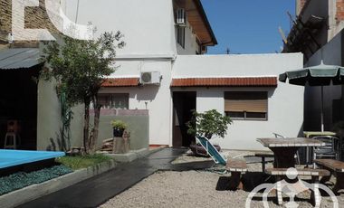 Venta - Casa para dos familias - 6 ambientes - Fondo libre -  Pileta - Parrilla - Lanús  Este