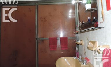 Venta - Casa para dos familias - 6 ambientes - Fondo libre -  Pileta - Parrilla - Lanús  Este