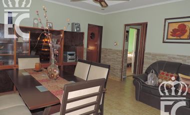 Venta - Casa para dos familias - 6 ambientes - Fondo libre -  Pileta - Parrilla - Lanús  Este