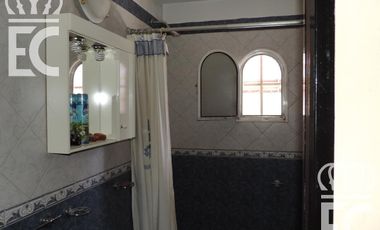 Venta - Casa para dos familias - 6 ambientes - Fondo libre -  Pileta - Parrilla - Lanús  Este