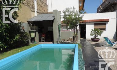 Venta - Casa para dos familias - 6 ambientes - Fondo libre -  Pileta - Parrilla - Lanús  Este