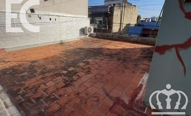 Venta - Casa para dos familias - 6 ambientes - Fondo libre -  Pileta - Parrilla - Lanús  Este