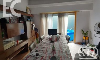 Venta - Casa para dos familias - 6 ambientes - Fondo libre -  Pileta - Parrilla - Lanús  Este