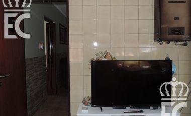 Venta - Casa para dos familias - 6 ambientes - Fondo libre -  Pileta - Parrilla - Lanús  Este