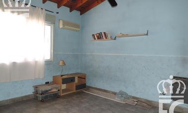 Venta - Casa para dos familias - 6 ambientes - Fondo libre -  Pileta - Parrilla - Lanús  Este