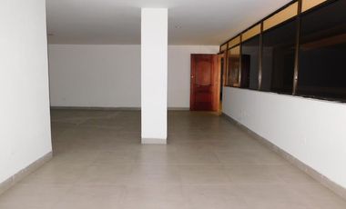 edificio en arriendo/venta en abajo. Cod A91050