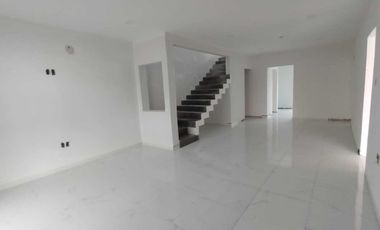 CASA EN VENTA NUEVA CON ALBERCA Y UNA REC. EN P.B. FRACC. LOMAS DIAMANTE