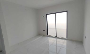 CASA EN VENTA NUEVA CON ALBERCA Y UNA REC. EN P.B. FRACC. LOMAS DIAMANTE