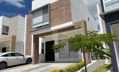 Casa en venta con oficina independiente, en privada con alberca en Juriquilla