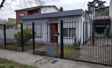 Casa en venta - 3 dormitorios 1 baño - cochera - 90mts2 - Berazategui