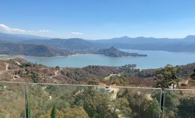 SE VENDE ESPECTACULAR CASA UBICADA EN VALLE DE BRAVO