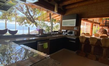 SE VENDE ESPECTACULAR CASA UBICADA EN VALLE DE BRAVO