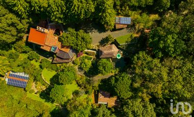 Villa en el bosque con 5 casas, 1 estudio, vistas panorámicas, agua de manantial y 100% sostenible.