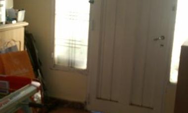 Casa apta para dos familias con Garaje y fondo libre.