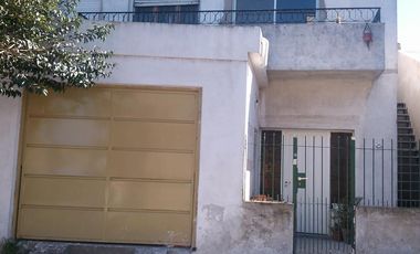 Casa apta para dos familias con Garaje y fondo libre.