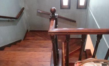 HERMOSO CHALET 2 PLANTAS.3 DORM.COCHERA 2 AUTOS.FDO Y QUINCHO.2CDRAS AV.ESPORA.CERCA EST.BURZACO