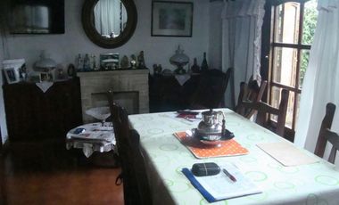 HERMOSO CHALET 2 PLANTAS.3 DORM.COCHERA 2 AUTOS.FDO Y QUINCHO.2CDRAS AV.ESPORA.CERCA EST.BURZACO