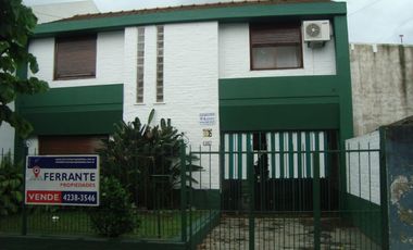 HERMOSO CHALET 2 PLANTAS.3 DORM.COCHERA 2 AUTOS.FDO Y QUINCHO.2CDRAS AV.ESPORA.CERCA EST.BURZACO