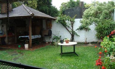 HERMOSO CHALET 2 PLANTAS.3 DORM.COCHERA 2 AUTOS.FDO Y QUINCHO.2CDRAS AV.ESPORA.CERCA EST.BURZACO