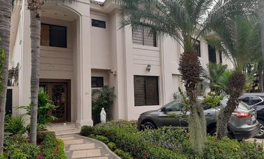 VENTA DE HERMOSA CASA BIFAMILIAR CON PISCINA Y VISTA AL LAGO EN SAMBORONDON