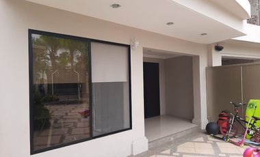 VENTA DE HERMOSA CASA BIFAMILIAR CON PISCINA Y VISTA AL LAGO EN SAMBORONDON