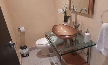 VENTA DE HERMOSA CASA BIFAMILIAR CON PISCINA Y VISTA AL LAGO EN SAMBORONDON