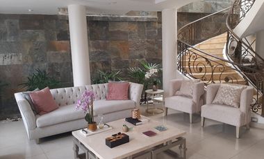 VENTA DE HERMOSA CASA BIFAMILIAR CON PISCINA Y VISTA AL LAGO EN SAMBORONDON