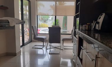 VENTA DE HERMOSA CASA BIFAMILIAR CON PISCINA Y VISTA AL LAGO EN SAMBORONDON