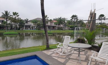 VENTA DE HERMOSA CASA BIFAMILIAR CON PISCINA Y VISTA AL LAGO EN SAMBORONDON