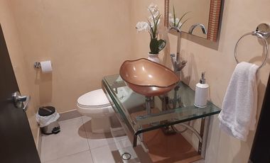 VENTA DE HERMOSA CASA BIFAMILIAR CON PISCINA Y VISTA AL LAGO EN SAMBORONDON