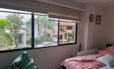 VENTA DE HERMOSA CASA BIFAMILIAR CON PISCINA Y VISTA AL LAGO EN SAMBORONDON