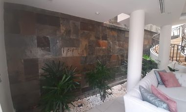 VENTA DE HERMOSA CASA BIFAMILIAR CON PISCINA Y VISTA AL LAGO EN SAMBORONDON