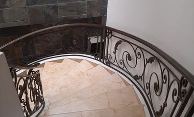 VENTA DE HERMOSA CASA BIFAMILIAR CON PISCINA Y VISTA AL LAGO EN SAMBORONDON