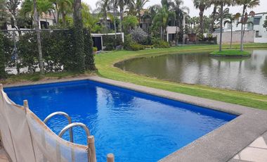 VENTA DE HERMOSA CASA BIFAMILIAR CON PISCINA Y VISTA AL LAGO EN SAMBORONDON