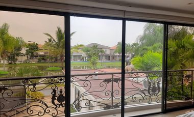 VENTA DE HERMOSA CASA BIFAMILIAR CON PISCINA Y VISTA AL LAGO EN SAMBORONDON